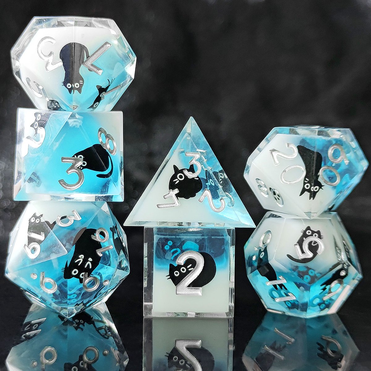 Joya Dice® Dungeons and Dragons Dobbelsteen set | Polydice DnD Dobbelstenen Set | D&D Dice set | Resin 7 stuks set | Incl Luxe Opbergdoos | Licht Blauw met Wit en Zwarte Katten | Kat